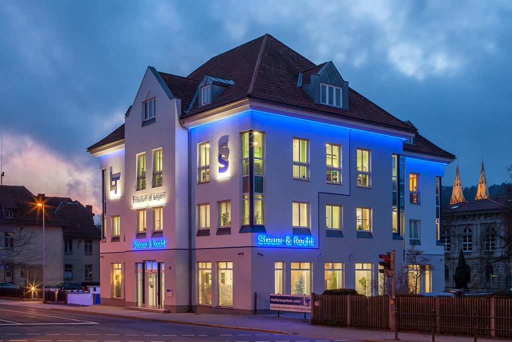Neue Leuchtreklame "Steuer & Recht" am Geschäftshaus der Steuer- und Rechtsberatung Thomas Leinhoß in Meiningen