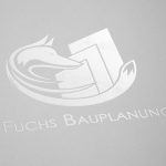 Das Logo im 3D-Lack auf weißem Papier