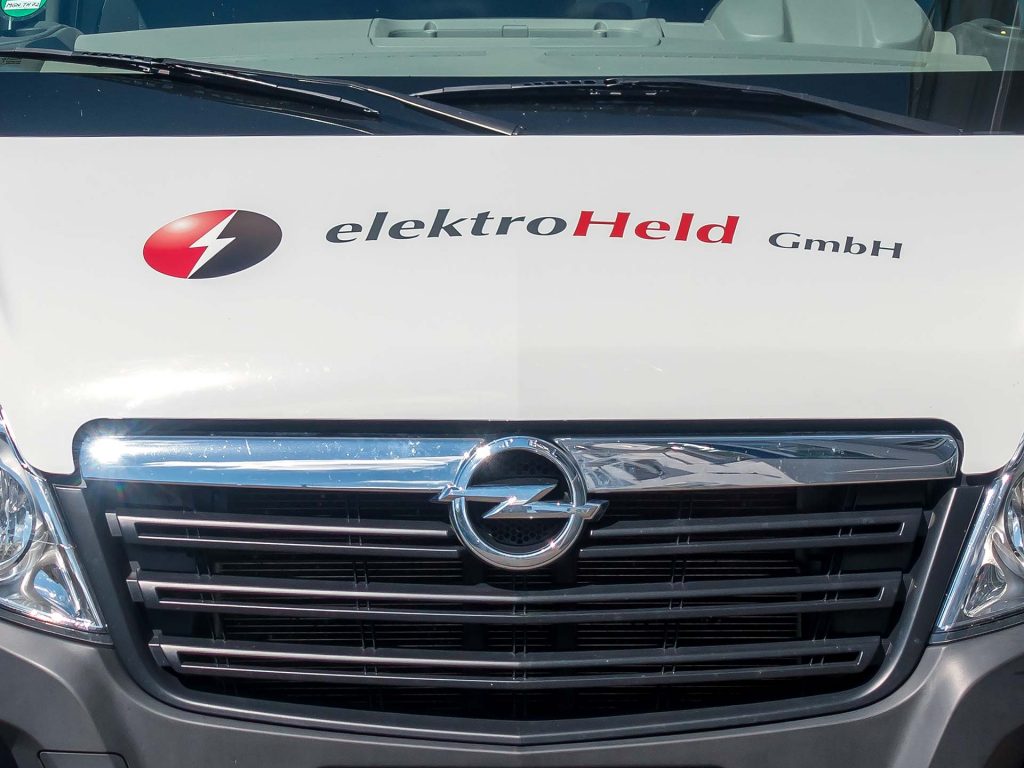 Detail Frontansicht Fahrzeugbeklebung elektroHeld