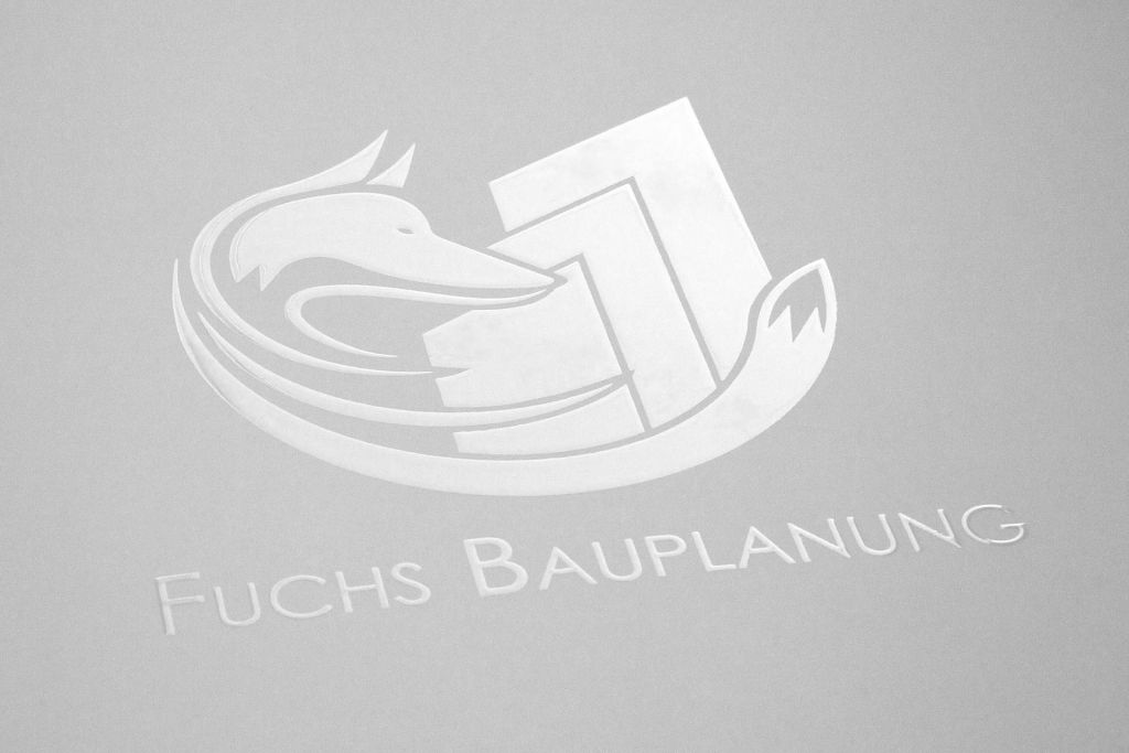 Das Logo im 3D-Lack auf weißem Papier